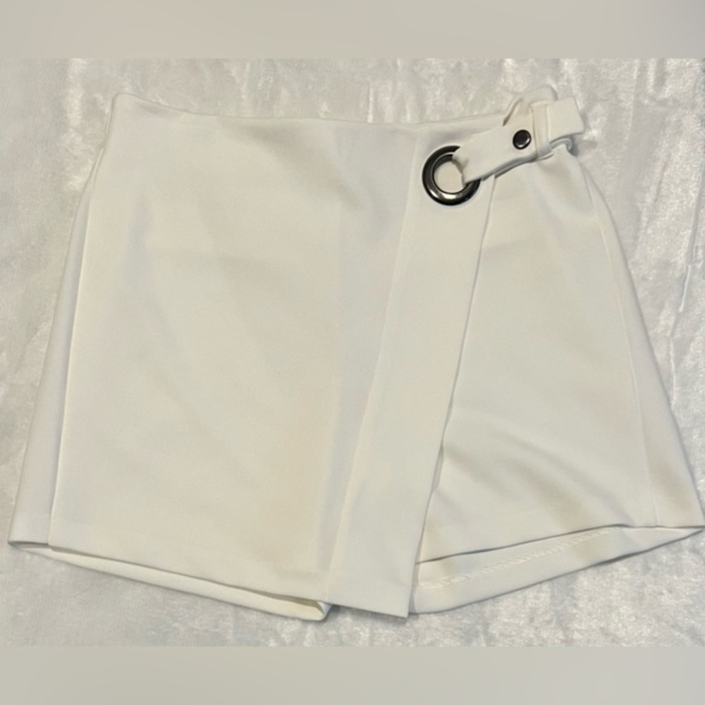 EST 1946 White Faux Wrap Silver Hardware Elastic Waist Skort Sz M‎ EUC